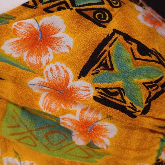 Hawaiian Floral Outfit - Picture 4 of 7